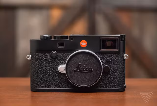 Máy ảnh chỉ có một khe thẻ SD chuẩn UHS-I và có hỗ trợ Wi-Fi. M10-R không có hỗ trợ Bluetooth để chuyển nhanh file ảnh và cũng không có cổng USB, HDMI.