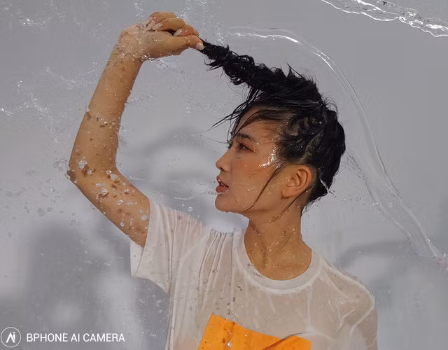 Thực tế, Bkav không phải là nhà sản xuất smartphone duy nhất không chạy theo thông số cấu hình phần cứng, thay vào đó khai thác sức mạnh phần mềm, thuật toán trên camera.