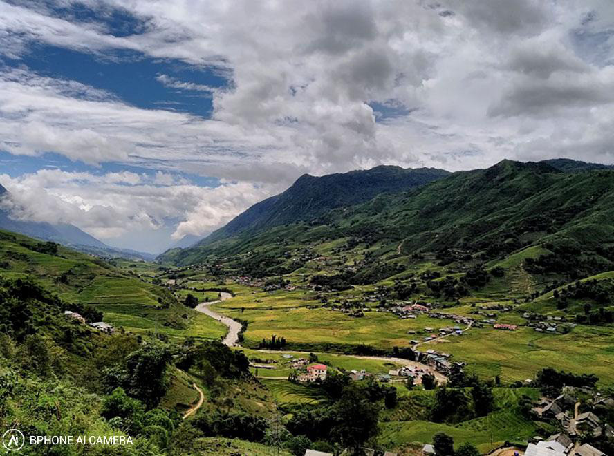 Camera thứ hai có độ phân giải 5 MP chủ yếu dùng để xóa phông. Camera trước có độ phân giải 8 MP khẩu độ f/1.8 hỗ trợ làm đẹp và chụp ảnh tự sướng góc rộng. Theo nhà sản xuất, camera kép trên Bphone B86 tương đương với 5 camera.