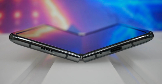 Đây được đánh giá là model chiến lược giúp người dùng có thể dễ dàng tiếp cận được với mẫu điện thoại màn hình gập nhưng giá bán lại hấp dẫn.