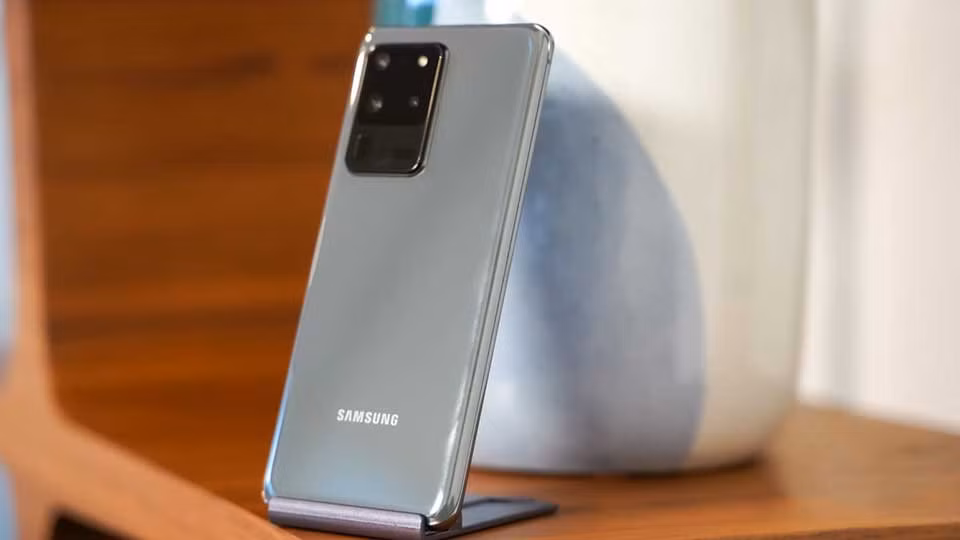 So với "người tiền nhiệm" rõ ràng Samsung Galaxy S30 Ultra được đánh giá cao hơn hẳn nhờ hệ thống cụm camera.