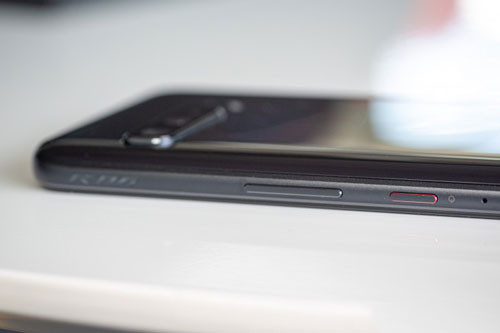 ROG Phone 3 dùng RAM LPDDR5 và bộ nhớ trong UFS 3.1. Đáng tiếc là nó không có khay cắm thẻ nhớ. Hệ điều hành Android 10, được tuỳ biến trên giao diện ROG UI.