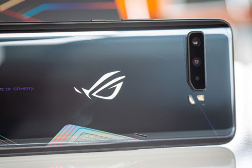 ASUS ROG Phone 3 có 3 camera sau. Cảm biến chính 64 MP, f/1.8 cho khả năng lấy nét theo pha. Ống kính thứ hai 13 MP, f/2.4 mang đến góc rộng 125 độ và cảm biến macro 5 MP, f/2.0. Máy có khả năng ghi hình 8K.