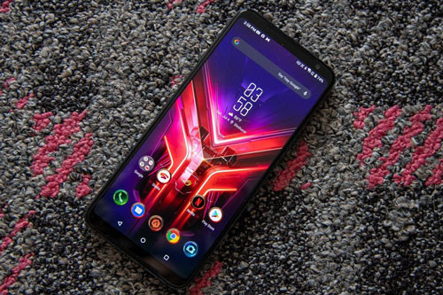 ROG Phone 3 được trang bị màn hình AMOLED kích thước 6,59 inch, độ phân giải Full HD Plus (2.340x1.080 pixel), mật độ điểm ảnh 391 ppi. Màn hình này được chia theo tỷ lệ 19,5:9, tích hợp dải màu DCI-P3, công nghệ HDR 10 +, tần số quét 144 Hz, độ sáng tối đa 650 nit, độ trễ cảm ứng 25ms. 