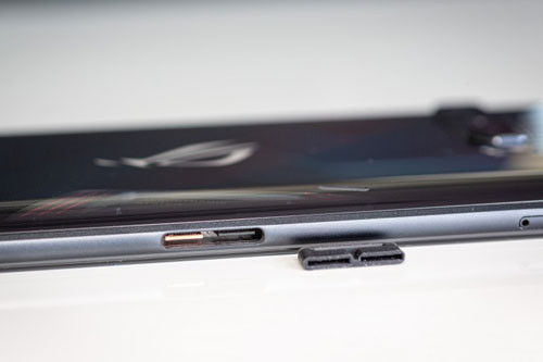 Sức mạnh phần cứng của ASUS ROG Phone 3 đến từ vi xử lý Qualcomm Snapdragon 865 Plus (7 nm+) lõi 8 với tốc độ tối đa 3,1 GHz, GPU Adreno 650. RAM 8 GB/ROM 128 GB, RAM 12 GB/ROM 128 GB, RAM 12 GB/ROM 256 GB, RAM 12 GB/ROM 512 GB hoặc RAM 16 GB/ROM 512 GB.