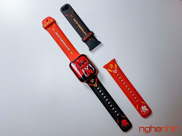 Mặt kính cong vẫn đem lại vẻ cao cấp cho sản phẩm này. Tuy nhiên viền xung quanh đã được sơn lại màu đỏ, mặt dưới bằng gốm cũng in rõ ràng phiên bản Evangelion.