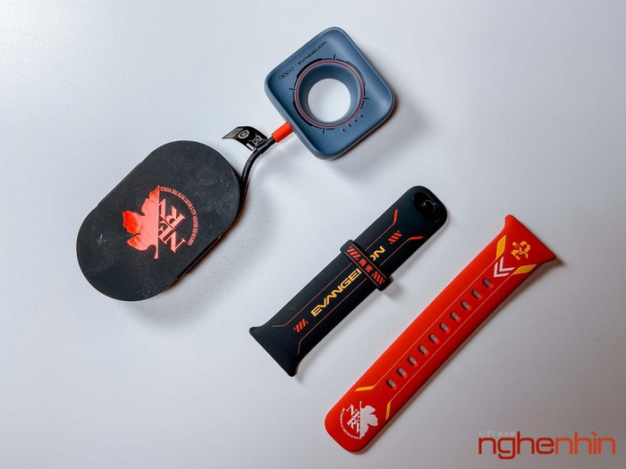 Chiếc Oppo Watch EVA này tượng trưng cho nhân vật Souryuu Asuka Langley (EVA-02), đây là một cô gái mang đầy màu sắc và luôn hành động độc lập chính vì thế sản phẩm hôm nay có màu sắc rất nổi bật.