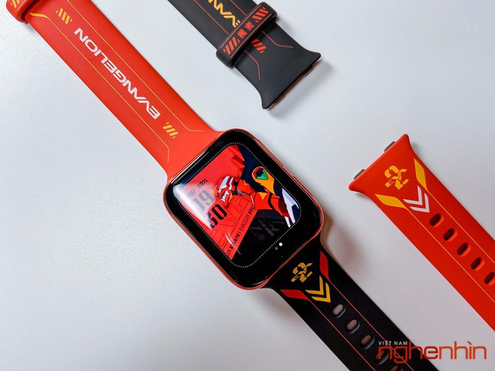 Cả hộp đựng đều là màu đỏ đặc trưng, hình của EVA-02 cũng được in ngay lên mặt trên hộp, bên trong ngoài chiếc đồng hồ, Oppo còn tặng thêm một cặp dây đảo ngược màu sắc so với cặp dây đeo sẵn.