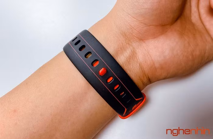 Đồng hồ kháng nước ở độ sâu lên tới 50m, sử dụng chip Qualcomm Snapdragon Wear 2500 kết hợp với chip Apollo.