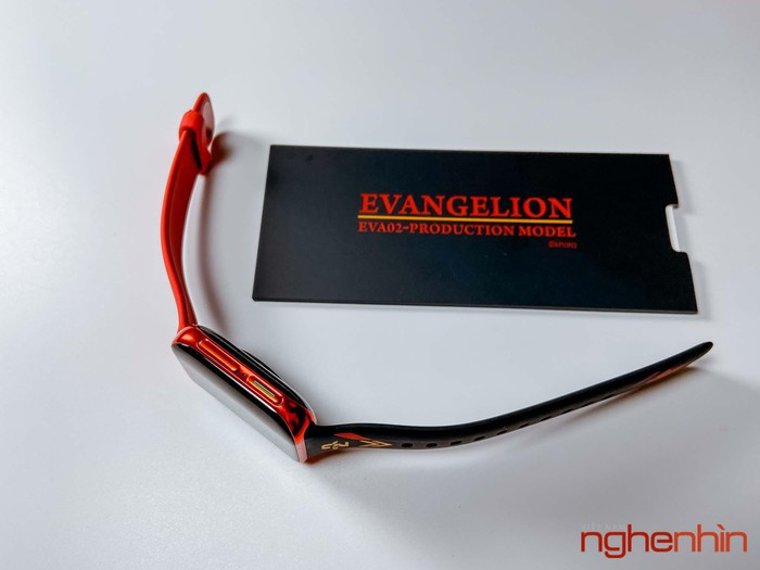 Bên cạnh đó, đế sạc không dây cũng được thiết kế riêng, chứng tỏ một sản phẩm làm rất tỉ mỉ.