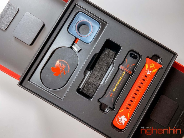 Thông số còn lại giống như Oppo Watch 46mm tiêu chuẩn với màn hình AMOLED kích thước 1.91 inch, hỗ trợ đầy đủ 100% gam màu DCI-P3, tích hợp cảm biến nhịp tim, có thể theo dõi giấc ngủ, đo điện tâm đồ (ECG) và cung cấp các chức năng như quản lý kinh nguyệt và quản lý thai kỳ.