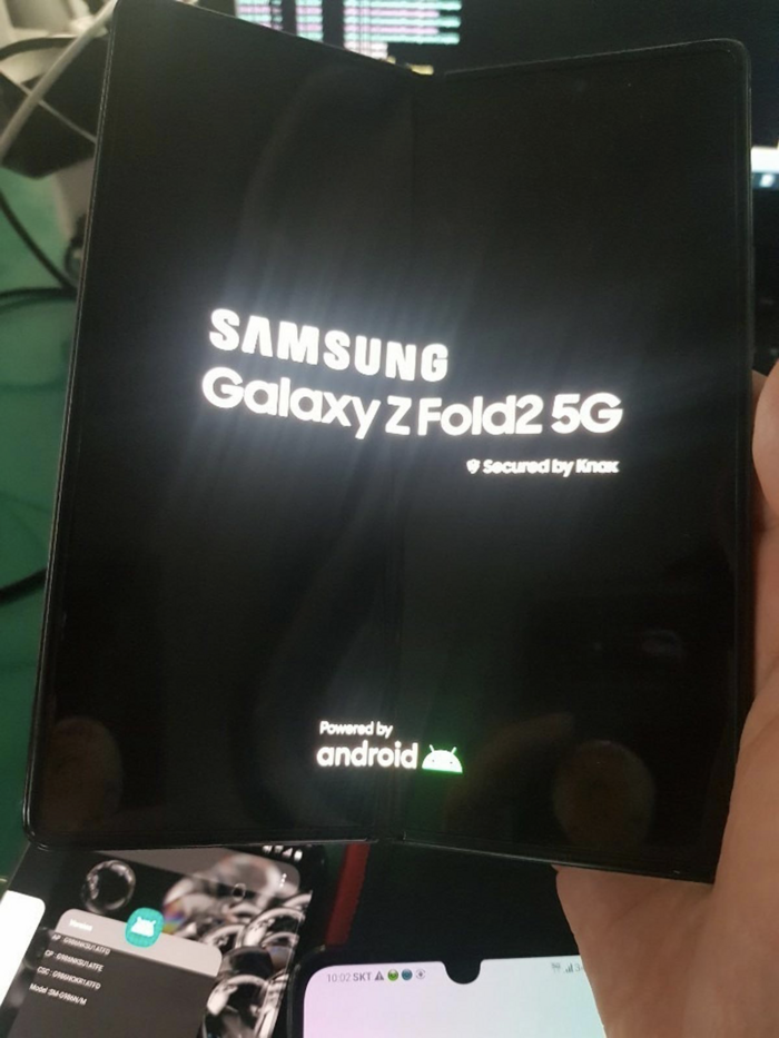 Tuy nhiên, hình ảnh không cho chúng ta thấy mặt lưng của Galaxy Z Fold2 nên chúng ta chưa thể khẳng định được thiết kế mặt sau của máy. Một số báo cáo gần đây cho biết, Galaxy Z Fold2 sẽ được trang bị màn hình phụ Super AMOLED 6.23 inch ở bên ngoài, màn hình Super AMOLED 7.7 inch có thể gập lại với tần số quét 120Hz ở bên trong. Ở phần nốt rồi là camera selfie 10MP. 