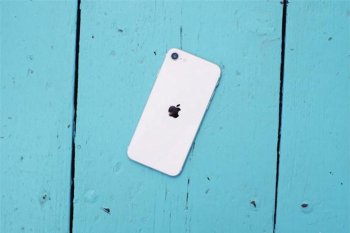 Theo AbacusNews, tất cả các phiên bản của chiếc iPhone SE 2020 đã trở nên cháy hàng tại thị trường tỷ dân. Theo số liệu từ trang thương mại điện tử JD.com, hơn 145.000 chiếc iPhone SE 2020 đã được bán ra ngay trong ngày đầu lên kệ.