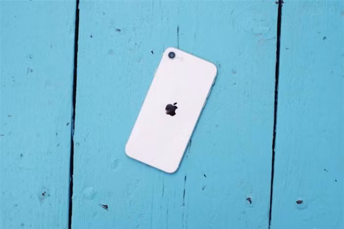 Theo AbacusNews, tất cả các phiên bản của chiếc iPhone SE 2020 đã trở nên cháy hàng tại thị trường tỷ dân. Theo số liệu từ trang thương mại điện tử JD.com, hơn 145.000 chiếc iPhone SE 2020 đã được bán ra ngay trong ngày đầu lên kệ.