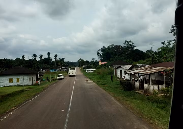 Anh: 120 benh nhan COVID-19 o Guinea Xich Dao len may bay ve nuoc