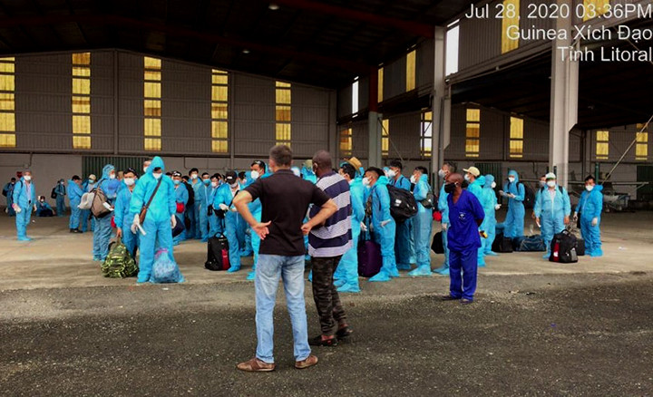 Lao động Việt Nam được kiểm dịch và trang bị đồ phòng hộ kỹ trước khi lên máy bay về nước.