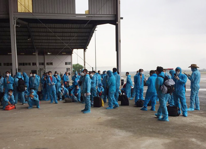 Sau khi làm các thủ tục phòng dịch, mặc đồ bảo hộ tất cả người lao động lên máy bay chuẩn bị về nước.