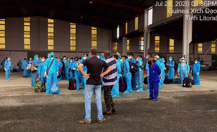 Lao động Việt Nam được kiểm dịch và trang bị đồ phòng hộ kỹ trước khi lên máy bay về nước.