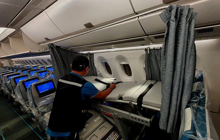 Chuyến bay có chuẩn bị cáng y tế để đề phòng sự cố cho hành khách.