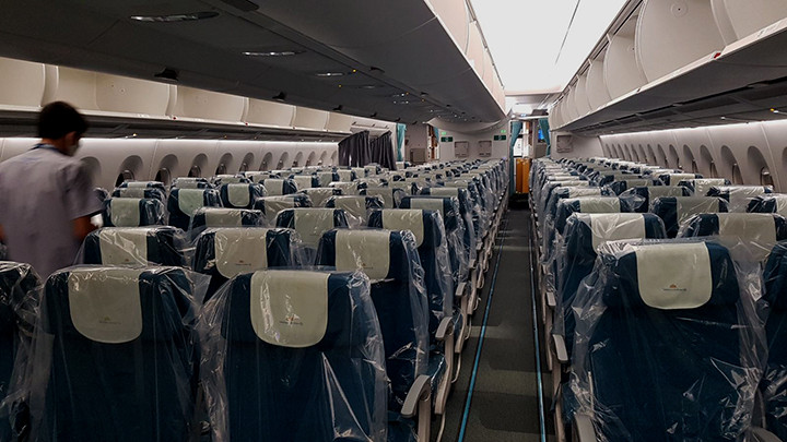 Máy bay được chia thành các khoang riêng biệt để bố trí theo từng nhóm người lao động, các khoang được lắp rèm ngăn cách; trang bị thêm máy lọc không khí trên máy bay; lắp đặt sẵn phòng áp lực dương (tương tự phòng mổ trong bệnh viện), cáng dự phòng trên máy bay, bình ôxy cầm tay. Tất cả ghế trên máy bay được bọc vật liệu chống lây nhiễm.