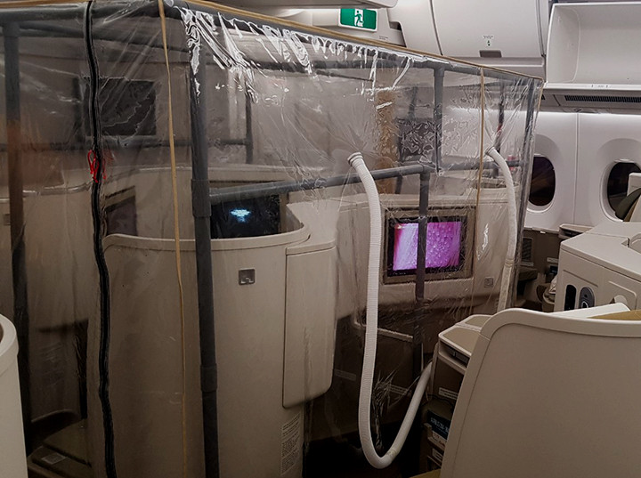 Khoang cuối máy bay được bố trí cho những hành khách đã được xác định nhiễm SARS-CoV-2. Khoang này được bố trí y bác sĩ và 2 tiếp viên. Khoang giữa bố trí cho hành khách khỏe mạnh và 1 khoang riêng cho phi hành đoàn. Tất cả hành khách lên các khoang theo lối đi riêng, trên máy bay không được đi lại giữa các khoang, sử dụng nhà vệ sinh riêng theo từng khoang.
