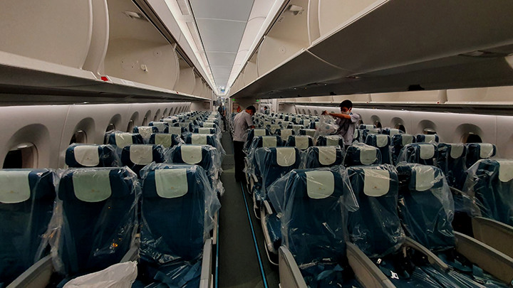 Sáng sớm nay, chuyến bay đón lao động Việt Nam tại Guinea Xích đạo về nước đã bay thẳng từ Nội Bài bằng máy bay A350, do Vietnam Airlines thực hiện.