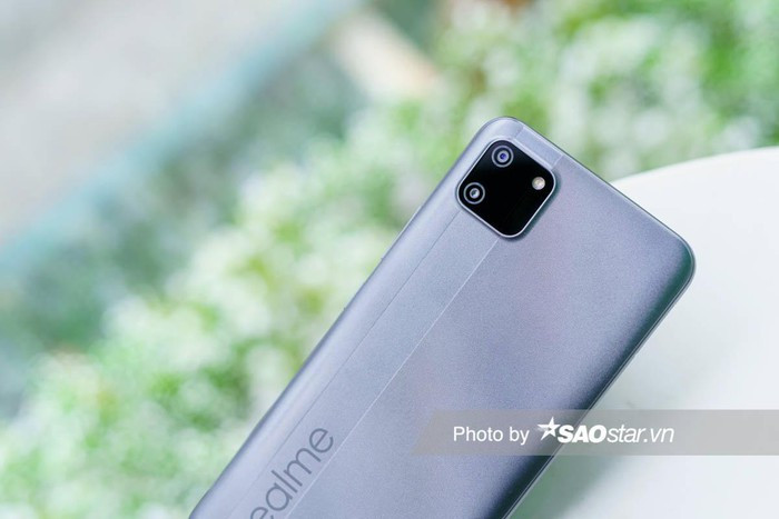 Realme C11 có lưng máy làm bằng chất nhám, không lẫn với sản phẩm nào khác trong cùng phân khúc.