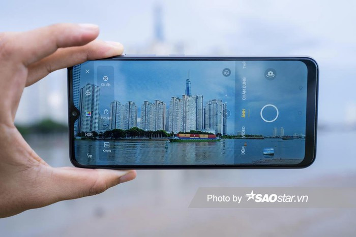 Realme C11 có cụm camera kép hình vuông đang là trend thiết kế ở những mẫu smartphone tầm trung đến cao cấp năm nay. Máy sở hữu hai camera sau 13MP + 2MP nên chụp góc rộng và chân dung tốt.