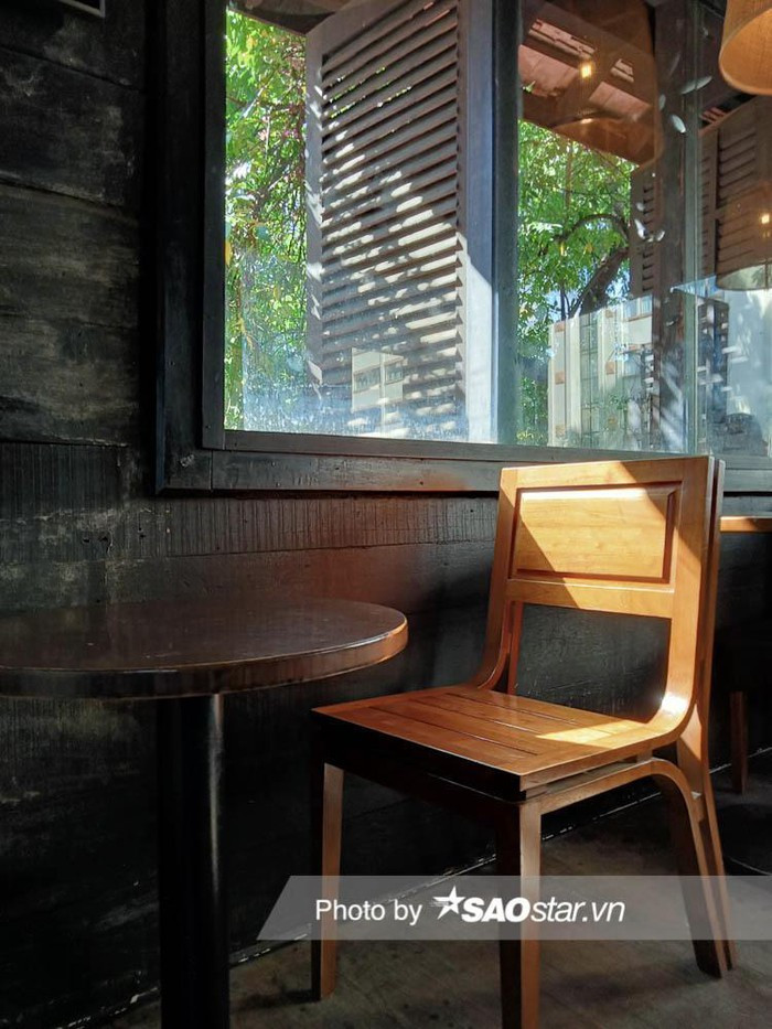 Cách xử lý HDR của Realme C11 tốt, trường hợp chênh sáng mạnh giữa ngoài trời và trong nhà nhưng máy vẫn tái hiện đầy đủ chi tiết và màu sắc.