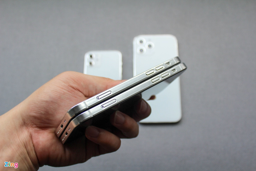 Theo mô hình này, cả 4 model đều có thiết kế giống nhau với phần cạnh được làm vuông vức tương tự iPhone 4, iPhone 5S hay iPad Pro. Vì thế, khi cầm bản mô hình iPhone 12, tôi có cảm giác cấn tay nhẹ, không quá thoải mái như iPhone 11 với khung viền bo tròn. 