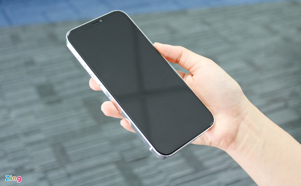 Là một trong những nguồn rò rỉ thông tin uy tín, iHacktu cho biết iPhone 12 dự kiến có 4 phiên bản, gồm 2 phiên bản tiêu chuẩn với màn hình 5,4 inch, 6,1 inch và 2 phiên bản Pro màn hình 6,1 inch, 6,7 inch. Ở mặt trước của mô hình vẫn có phần khuyết đỉnh. Các thông tin rò rỉ cho rằng phần notch được làm nhỏ gọn hơn, Face ID có thể nhận diện khuôn mặt ở nhiều góc độ.