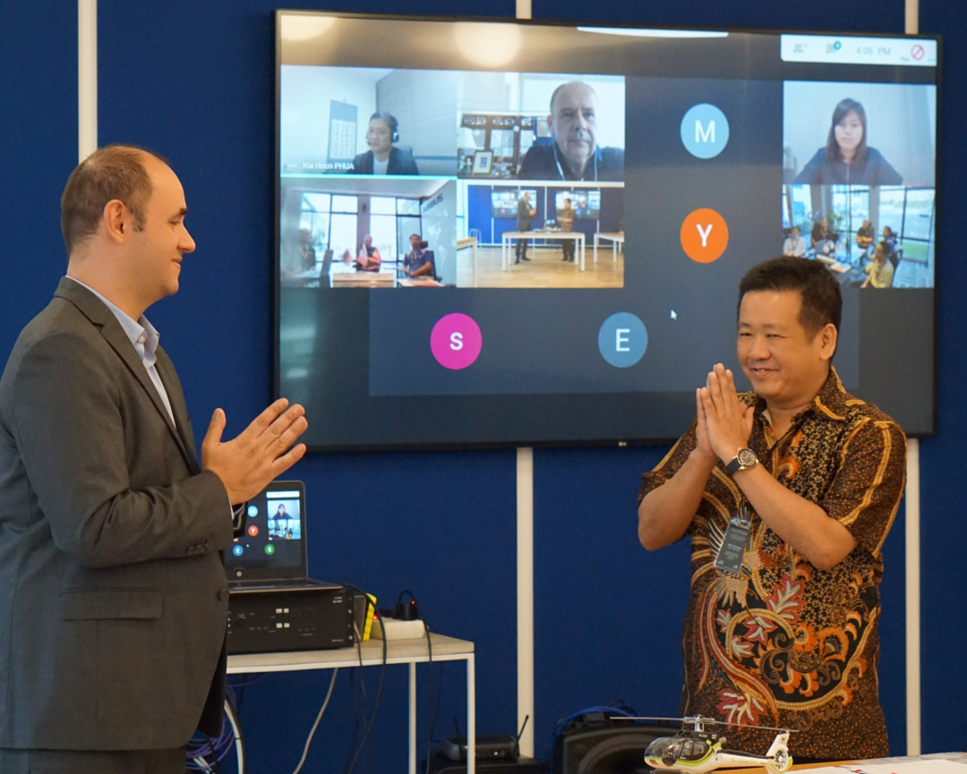 Phong chong COVID-19, may bay Airbus Helicopters duoc ban giao... truc tuyen