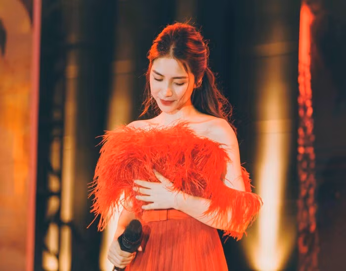 Hoa Minzy chu dong dong phat sau vu lan truyen tin ve dich benh