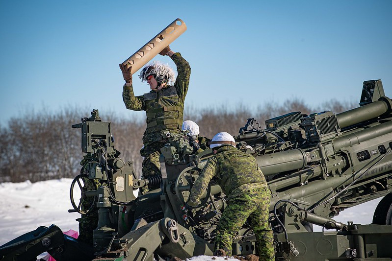 Các khoản tài trợ quan trọng hơn của Canada bao gồm việc cung cấp pháo kéo M777 và 20.000 viên đạn pháo. Một phần trong số đó là loại đạn 155 mm Excalibur, có độ chính xác cao và rất hiệu quả trên chiến trường.