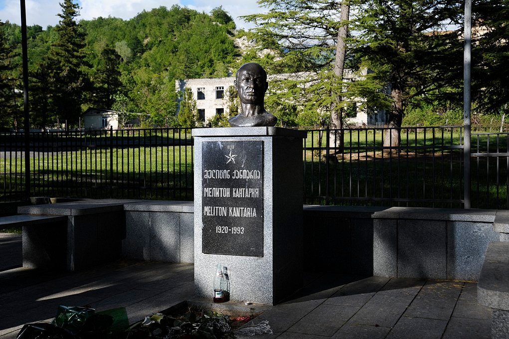 Trong chuyến xe lửa trên đường tới Moscow, trái tim của Kantaria đã ngừng đập. Người ta vẫn nhớ mãi câu nói của ông “Tôi là người Gruzia, nhưng đất nước của tôi là Liên Xô!”.