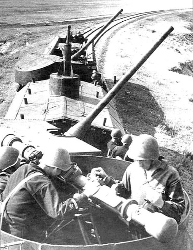 Bốn đội pháo đường sắt do các thủy thủ lập nên có nhiệm vụ bảo vệ Leningrad từ phía đất liền. Máy bay hải quân và pháo phòng không hỗ trợ phòng thủ thành phố. Khi đó, gần một nửa lực lượng của Hạm đội Baltic tham gia chiến đấu trên bộ.