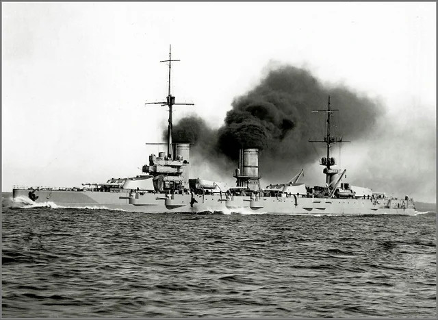 Trong cuộc chiến mùa Đông giữa Liên Xô và Phần Lan, soái hạm của Hạm đội Baltic đã bắn vào các vị trí trên bờ của đối phương tại khu vực Vyborg. Khi bắt đầu nổ ra Chiến tranh Vệ quốc vĩ đại, tàu Marat đang có mặt ở Kronstadt. Trong suốt mùa Hè và mùa Thu năm 1941, hơn 600 thủy thủ đã rời chiến hạm để tham gia chiến đấu cùng lực lượng thủy quân lục chiến.