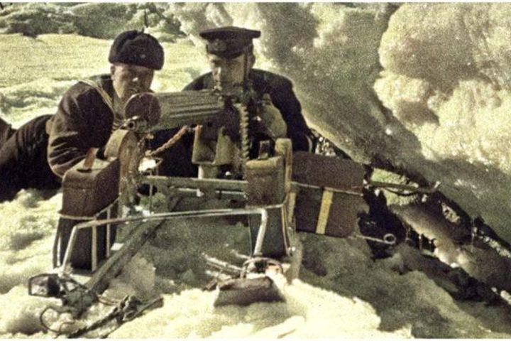 Các thủy thủ đã sử dụng những tấm giáp bọc thép dự phòng để dựng lên rất nhiều công sự và hàng trăm hỏa điểm cố định. Chỉ riêng tại các điểm cao Pulkovo, hơn 200 hỏa điểm dùng loại thép tàu thủy đã được khẩn trương xây dựng. Hệ thống phòng thủ Leningrad bao gồm hai thiết giáp hạm Marat và Cách mạng Tháng Mười, các tàu tuần dương Gorky, Kirov, Petropavlovsk và nhiều tàu khác.