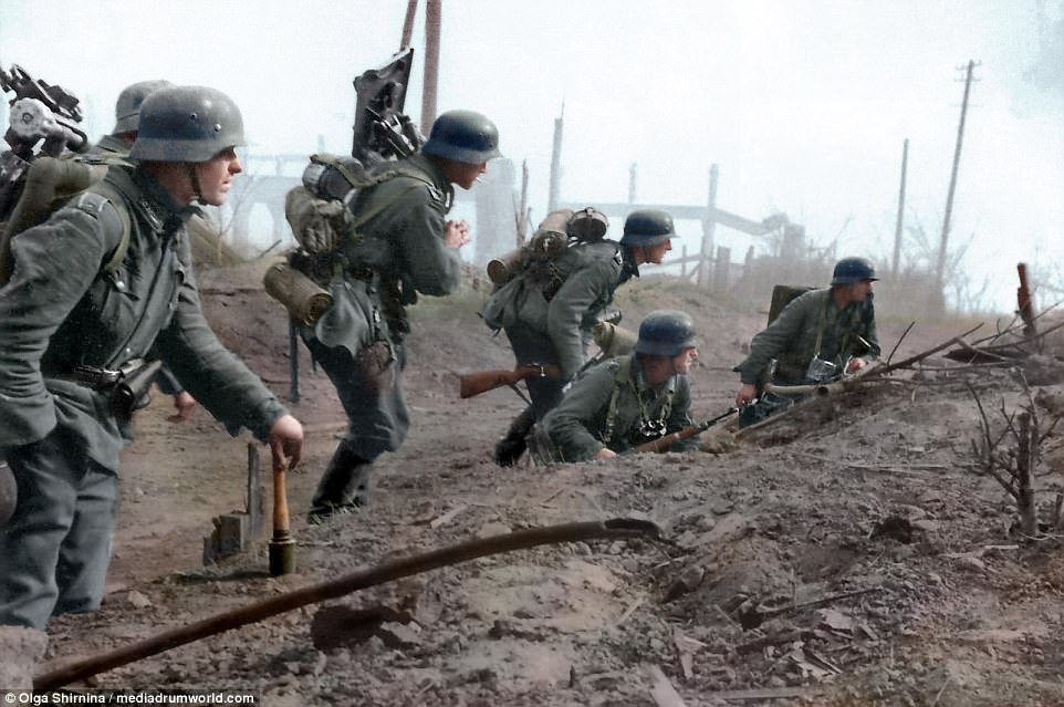 Tháng 8/1941, quân Đức Quốc xã tiến đến thành phố Leningrad. Ngày 8/9, quân phát xít tiến hành phong tỏa thành phố này và Kronstadt, căn cứ chính của Hạm đội Baltic. Cụm tập đoàn quân phương Bắc của Đức cố gắng tiến chiếm Leningrad, thành phố quan trọng thứ hai của Liên Xô và tiêu diệt Hạm đội Baltic.