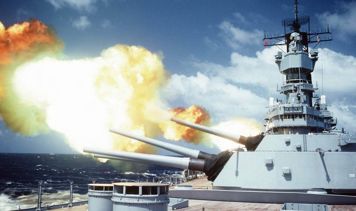 Trong những ngày đầu của cuộc bao vây, Marat đã bắn 953 quả đạn pháo cỡ lớn vào quân địch. Khi đó, Bộ chỉ huy Đức Quốc xã tập trung lực lượng không quân và pháo binh vào cuộc ném bom Kronstadt và tiêu diệt các đơn vị chiến đấu chủ lực của Hạm đội Baltic (còn nữa)