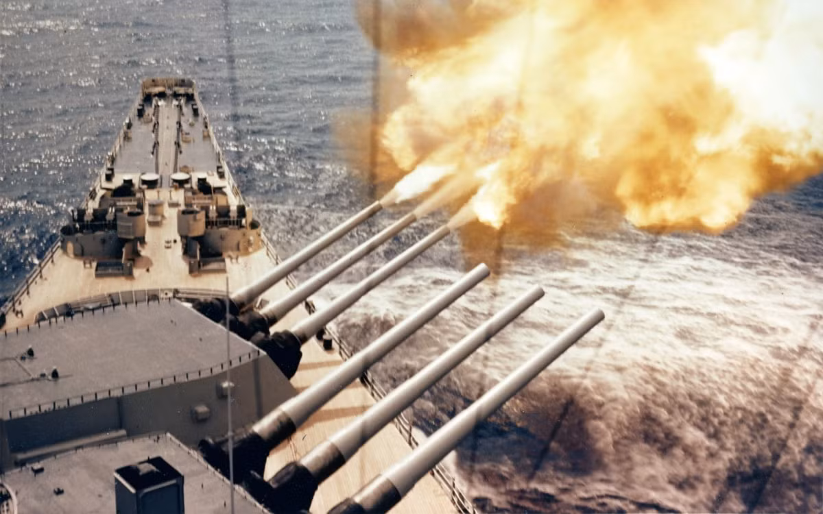 Sức mạnh pháo hạm là một trong những yếu tố chính không cho phép quân Đức tràn vào Leningrad. Khi thành phố bắt đầu bị phong tỏa, thiết giáp hạm Liên Xô đã neo đậu tại bến tàu nằm đối diện làng Strelna và bắn vào các vị trí của kẻ địch.