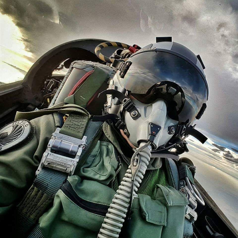 Khí oxy được cung cấp cho phi hành đoàn từ máy tạo oxy trên khoang trong suốt chuyến bay đến trước thời điểm ghế thoát hiểm được phóng, sau đó hệ thống dự trữ oxy đặt trên ghế phóng bắt đầu hoạt động.