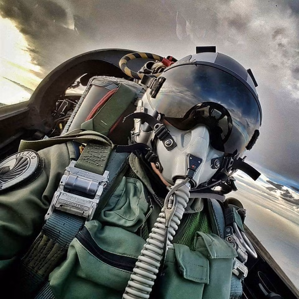 Khí oxy được cung cấp cho phi hành đoàn từ máy tạo oxy trên khoang trong suốt chuyến bay đến trước thời điểm ghế thoát hiểm được phóng, sau đó hệ thống dự trữ oxy đặt trên ghế phóng bắt đầu hoạt động.