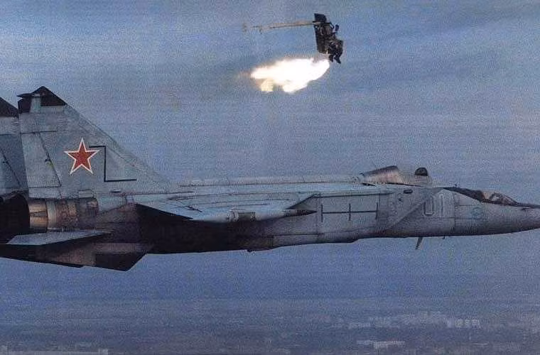 Thứ hai là tốc độ. Máy bay chiến đấu bay với tốc độ rất lớn. Không thể nhảy dù mà sống sót từ một chiếc máy bay đang bay với vận tốc lớn hơn tốc độ âm thanh. Thứ ba là độ cao. Không thể nhảy dù khi máy bay cách mặt đất chỉ vài chục mét hoặc thậm chí là vài mét.