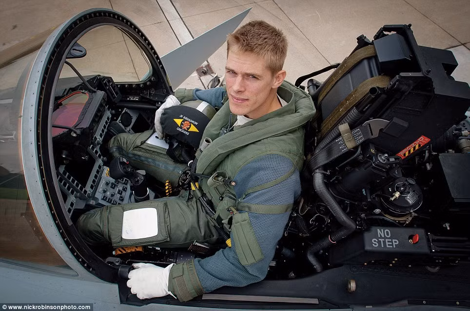 Trong khi bay, các thành viên phi hành đoàn được giữ trên ghế bằng hệ thống treo cá nhân và có thể được cố định nhờ vào các cơ cấu khóa. Độ cao ghế ngồi có thể được điều chỉnh giúp tăng tính thoải mái cho phi công khi thực hiện nhiệm vụ cũng như quan sát, cử động trong buồng lái.