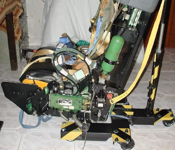  Ghế phóng thoát hiểm được trang bị thêm oxi để cung cấp cho phi công qua mũ bay. Nó sẽ giúp phi công hồi tỉnh khi bị ngất bởi gia tốc phóng lớn và cung cấp thêm oxi khi phóng ở độ cao lớn.