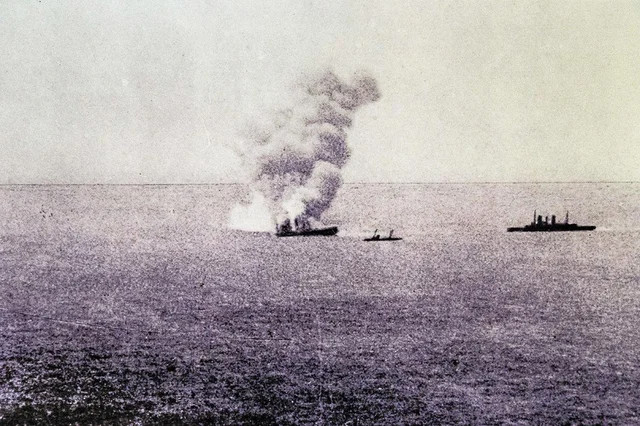 Ngày 23/9, những chiếc Ju-87 của Đức đã tấn công thiết giáp hạm Marat. Quả bom nặng 1 tấn đầu tiên rơi vào trúng mạn trái. Sau đó, thêm một quả bom tương tự khác ném trúng phần mũi. Nó xuyên thủng lớp giáp, phát nổ bên trong con tàu, khiến lượng đạn trong tháp pháo đầu tiên phát nổ.