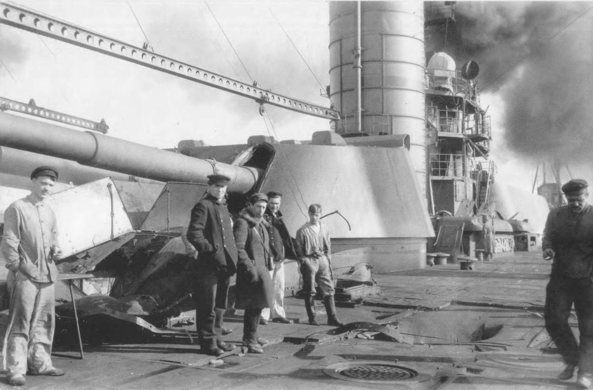 Trong khi đó, Bộ tư lệnh Liên Xô đã không thể tăng cường khả năng phòng không cho Kronstadt và các tàu chiến, bởi mọi thứ hiện có lúc đó đều đã được sử dụng vào việc bảo vệ thành phố Leningrad. Trong khi toàn bộ máy bay hải quân thì phục vụ cho Bộ chỉ huy mặt trận.