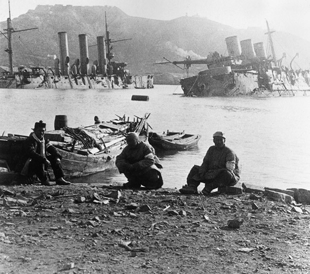 Tháp thứ ba và thứ tư của thiết giáp hạm vẫn còn nguyên vẹn, trong khi tháp thứ hai cần được sửa chữa. Do đó, người ta quyết định sử dụng nó để làm đội pháo nổi cố định và thủy thủ đoàn gồm 357 người đã được giữ lại phục vụ trên tàu.