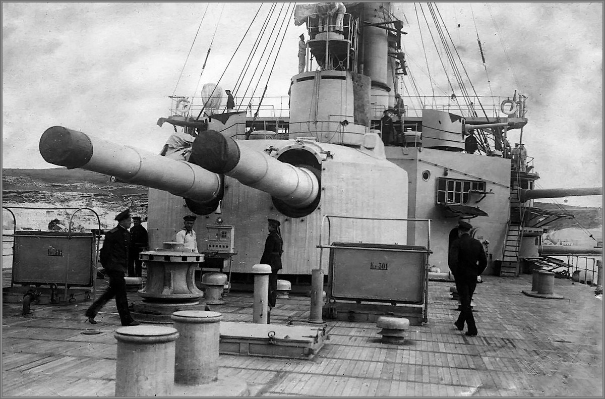 Để bảo vệ đội pháo nổi cố định trước hỏa lực pháo binh và các cuộc không kích của kẻ địch, trên boong tàu được lát những phiến đá granit dày 32 - 45cm, buồng lò hơi được gia cố bằng các tấm giáp bọc thép.